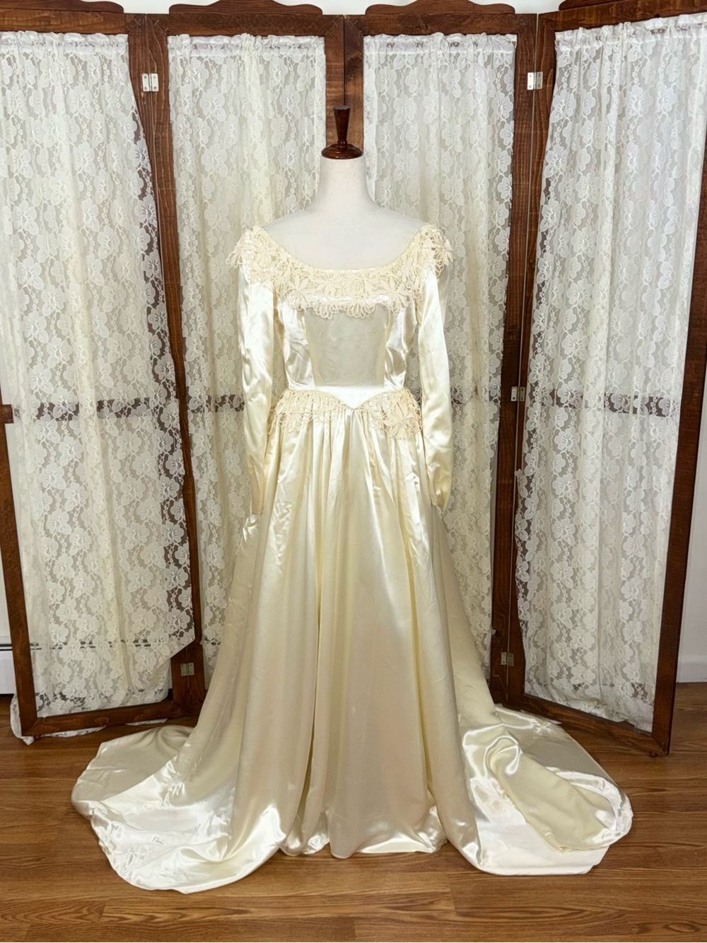 Stunning Vintage 1940s Mauer Original Liquid Satin Wedding Gown - Picture 2 of 8